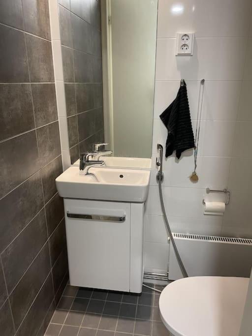 Leilighet Kaunis Huoneisto Jatkasaaressa, Iso Parveke, Sauna, Ilmastointi, Autohallipaikka *