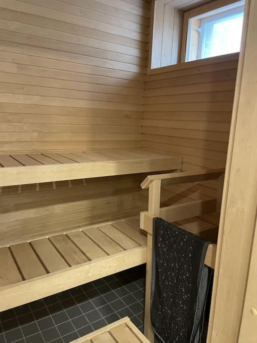 Leilighet Kaunis Huoneisto Jatkasaaressa, Iso Parveke, Sauna, Ilmastointi, Autohallipaikka *