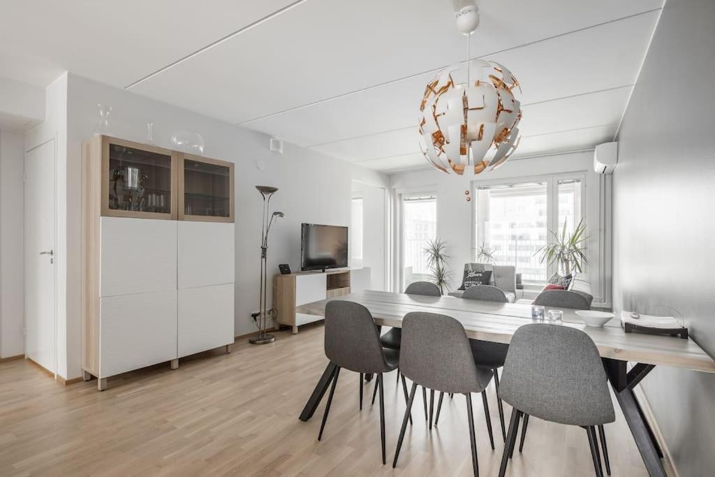Kaunis Huoneisto Jatkasaaressa, Iso Parveke, Sauna, Ilmastointi, Autohallipaikka Helsingfors